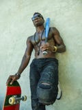 Homem americano novo do africano negro atrativo e considerável com corpo muscular apto e seis placas do bastão de beisebol e do fotos de stock Homem americano novo do africano negro atrativo e considerável com corpo muscular apto e seis placas do bastão de beisebol e do fotos de stock