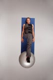 Homem apto que exercita com a grande esfera da estabilidade imagem de stock Homem apto que exercita com a grande esfera da estabilidade imagem de stock