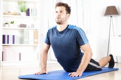 Homem apto que faz a imprensa acima do exercício em uma esteira da aptidão imagens de stock Homem apto que faz a imprensa acima do exercício em uma esteira da aptidão imagens de stock