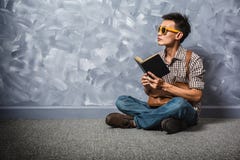 Homem asiático do moderno que lê um livro, vintage fotos de stock Homem asiático do moderno que lê um livro, vintage fotos de stock