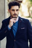 Homem atrativo que veste o terno elegante britânico na rua moder fotos de stock Homem atrativo que veste o terno elegante britânico na rua moder fotos de stock