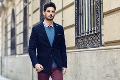 Homem atrativo que veste o terno elegante britânico na rua moder fotos de stock royalty free Homem atrativo que veste o terno elegante britânico na rua moder fotos de stock royalty free
