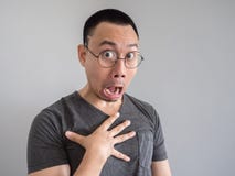 Homem autônomo chocado e surpreendido com cara engraçada Foto de Stock Royalty Free Homem autônomo chocado e surpreendido com cara engraçada Foto de Stock Royalty Free