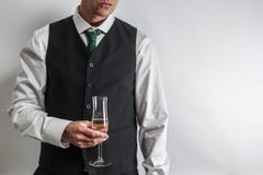 Homem bem vestido que guarda um vidro do champanhe, brinde/cheering fotografia de stock royalty free Homem bem vestido que guarda um vidro do champanhe, brinde/cheering fotografia de stock royalty free