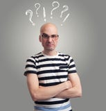 Homem calvo com careta parva imagem de stock royalty free Homem calvo com careta parva imagem de stock royalty free
