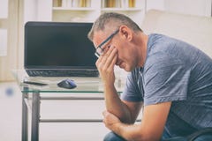Homem cansado do freelancer que fricciona seus olhos Fotos de Stock Royalty Free Homem cansado do freelancer que fricciona seus olhos Fotos de Stock Royalty Free
