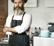 Homem caucasiano do barista na cafetaria foto de stock Homem caucasiano do barista na cafetaria foto de stock