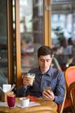 Homem com café e smartphone fotos de stock Homem com café e smartphone fotos de stock