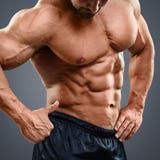 Homem com os músculos do torso que mostram o sinal aprovado foto de stock Homem com os músculos do torso que mostram o sinal aprovado foto de stock
