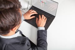 Homem com portátil que datilografa no teclado que faz uma busca com um Search Engine fotos de stock Homem com portátil que datilografa no teclado que faz uma busca com um Search Engine fotos de stock