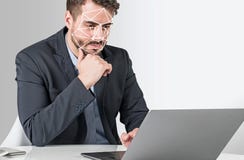 Homem com portátil, reconhecimento de cara imagens de stock royalty free Homem com portátil, reconhecimento de cara imagens de stock royalty free