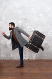 Homem com pressa Apresse-se acima O homem com o saco grande do curso está na pressa Por do sol maldivo Homem de neg?cios Running fotos de stock Homem com pressa Apresse-se acima O homem com o saco grande do curso está na pressa Por do sol maldivo Homem de neg?cios Running fotos de stock
