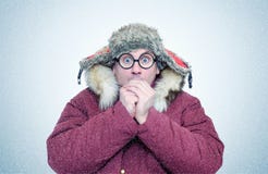 Homem congelado na roupa e nos vidros do inverno que aquecem as mãos, frio, neve, blizzard foto de stock Homem congelado na roupa e nos vidros do inverno que aquecem as mãos, frio, neve, blizzard foto de stock