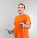 Homem considerável com tablet pc imagem de stock royalty free Homem considerável com tablet pc imagem de stock royalty free