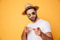 Homem considerável no chapéu do verão que olha a câmera Imagens de Stock Royalty Free Homem considerável no chapéu do verão que olha a câmera Imagens de Stock Royalty Free