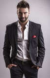 Homem considerável novo elegante. Retrato da forma do estúdio. fotos de stock Homem considerável novo elegante. Retrato da forma do estúdio. fotos de stock