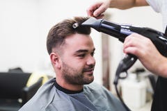 Homem considerável novo no cabeleireiro imagens de stock Homem considerável novo no cabeleireiro imagens de stock