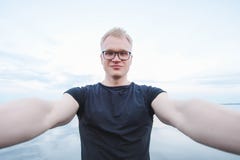Homem considerável novo que toma uma foto do selfie fotos de stock Homem considerável novo que toma uma foto do selfie fotos de stock