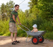 Homem considerável que transporta o bebê pequeno imagens de stock Homem considerável que transporta o bebê pequeno imagens de stock
