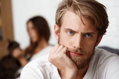 Homem considerável virado na discussão com seu fundo da amiga fotos de stock Homem considerável virado na discussão com seu fundo da amiga fotos de stock
