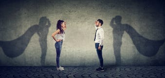 Homem corajoso e mulher que levantam como o super-herói fotos de stock royalty free Homem corajoso e mulher que levantam como o super-herói fotos de stock royalty free