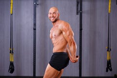 Homem corajoso rasgado forte que demonstra os músculos grandes no gym Esporte, imagem de stock royalty free Homem corajoso rasgado forte que demonstra os músculos grandes no gym Esporte, imagem de stock royalty free