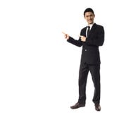 Homem corporativo asiático novo que aponta os dedos da sagacidade dois Fotos de Stock Royalty Free Homem corporativo asiático novo que aponta os dedos da sagacidade dois Fotos de Stock Royalty Free