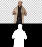 Homem de encantamento no revestimento de trincheira que anda e que fala à câmera, Alpha Channel fotos de stock royalty free Homem de encantamento no revestimento de trincheira que anda e que fala à câmera, Alpha Channel fotos de stock royalty free