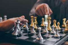 Homem de neg?cios inteligente que joga a competi??o com a equipe oposta, neg?cio planejando do jogo de xadrez estrat?gico ao dese fotografia de stock Homem de neg?cios inteligente que joga a competi??o com a equipe oposta, neg?cio planejando do jogo de xadrez estrat?gico ao dese fotografia de stock