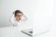Homem de neg?cios novo que trabalha com o port?til no escrit?rio imagens de stock Homem de neg?cios novo que trabalha com o port?til no escrit?rio imagens de stock