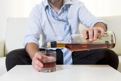Homem de negócio bebido alcoólico no tempo fraco no uísque bebendo do sofá foto de stock Homem de negócio bebido alcoólico no tempo fraco no uísque bebendo do sofá foto de stock