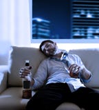Homem de negócio bêbado desperdiçado e garrafa de uísque no conceito do alcoolismo foto de stock royalty free Homem de negócio bêbado desperdiçado e garrafa de uísque no conceito do alcoolismo foto de stock royalty free