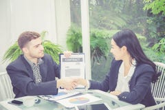 Homem de negócio e de reunião e de exibição da mulher sucesso com aperto de mão fotos de stock Homem de negócio e de reunião e de exibição da mulher sucesso com aperto de mão fotos de stock
