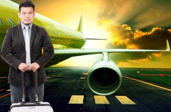 Homem de negócio novo e bagagem de viagem que estão na frente do pa imagens de stock royalty free Homem de negócio novo e bagagem de viagem que estão na frente do pa imagens de stock royalty free