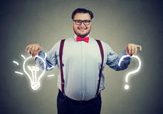 Homem de negócio novo feliz com pergunta e uma ampola da ideia da resposta imagens de stock Homem de negócio novo feliz com pergunta e uma ampola da ideia da resposta imagens de stock