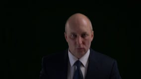 Homem de negócio running ocupado seguro no terno e no laço, movimento lento Opinião honesto do baixo fim da chave video estoque Homem de negócio running ocupado seguro no terno e no laço, movimento lento Opinião honesto do baixo fim da chave video estoque