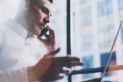 Homem de negócios adulto farpado da foto que trabalha no escritório moderno do sótão Camisa branca vestindo do homem e smartphone fotos de stock royalty free Homem de negócios adulto farpado da foto que trabalha no escritório moderno do sótão Camisa branca vestindo do homem e smartphone fotos de stock royalty free