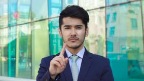 Homem de negócios asiático que diz não filme Homem de negócios asiático que diz não filme