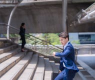 Homem de negócios com pressa que verifica o tempo e que corre, está atrasado para o trabalho sua nomeação de negócio foto de stock Homem de negócios com pressa que verifica o tempo e que corre, está atrasado para o trabalho sua nomeação de negócio foto de stock