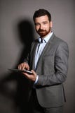 Homem de negócios com um computador da tabuleta Imagens de Stock Royalty Free Homem de negócios com um computador da tabuleta Imagens de Stock Royalty Free