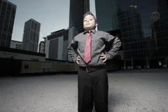 Homem de negócios da criança nova na cidade imagem de stock Homem de negócios da criança nova na cidade imagem de stock