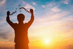 Homem de negócios da silhueta com as correntes quebradas no por do sol Foto de Stock Homem de negócios da silhueta com as correntes quebradas no por do sol Foto de Stock