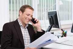 Homem de negócios eficiente que responde a um telefonema Imagem de Stock Homem de negócios eficiente que responde a um telefonema Imagem de Stock