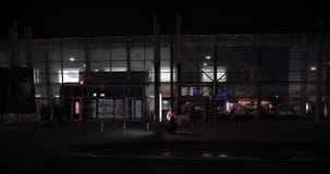 Homem de negócios em uma viagem Olhe longe em um homem novo cansado na camisa branca que senta-se fora na rua com uma mala de via filme Homem de negócios em uma viagem Olhe longe em um homem novo cansado na camisa branca que senta-se fora na rua com uma mala de via filme
