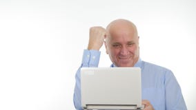 Homem de negócios entusiástico Use um portátil para uma comunicação e para gesticular feliz imagem de stock royalty free Homem de negócios entusiástico Use um portátil para uma comunicação e para gesticular feliz imagem de stock royalty free