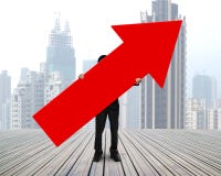 Homem de negócios ereto que guarda o sinal vermelho da seta ilustração stock Homem de negócios ereto que guarda o sinal vermelho da seta ilustração stock