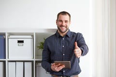 Homem de negócios feliz com tabuleta digital fotografia de stock Homem de negócios feliz com tabuleta digital fotografia de stock