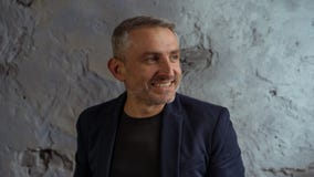 Homem de negócios fresco com posição cinzenta do cabelo e da barba no fundo cinzento imagens de stock royalty free Homem de negócios fresco com posição cinzenta do cabelo e da barba no fundo cinzento imagens de stock royalty free