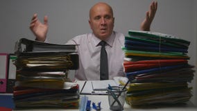 Homem de negócios Gesturing Nervous da virada no escritório de contabilidade fotografia de stock Homem de negócios Gesturing Nervous da virada no escritório de contabilidade fotografia de stock