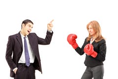 Homem de negócios irritado que tem um argumento com uma mulher de negócios com b Fotografia de Stock Homem de negócios irritado que tem um argumento com uma mulher de negócios com b Fotografia de Stock